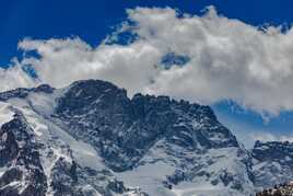 Crête et nuages