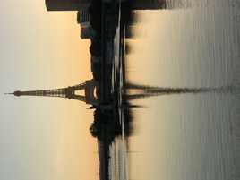 Lever de soleil derrière la Tour Eiffel