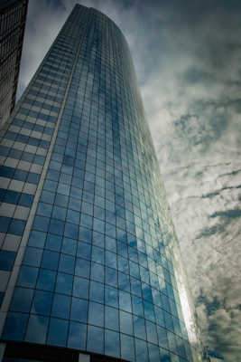 buidling tout de verre et d'acier