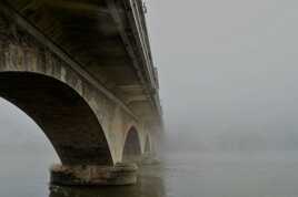 pont dans le brouillard..