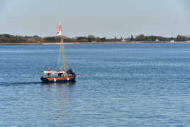 Trois hommes et un bateau