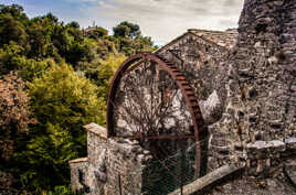 Le vieux moulin et sa roue à Aube
