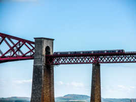 Pont pour chemin de fer avec le train.