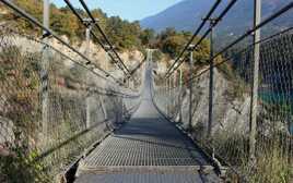 La passerelle himalayenne sur l'Ébron