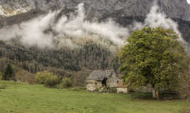 Le petit cayolar dans la montagne