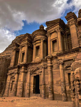 Ancienne cité historique creusée dans la roche