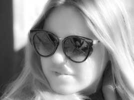 Derrière les lunettes