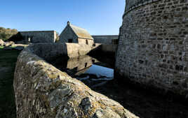 Douves et chapelle