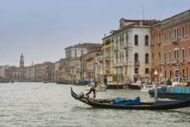 Gondolier sur le Grand canal