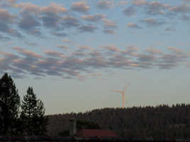 éolienne sous les nuages