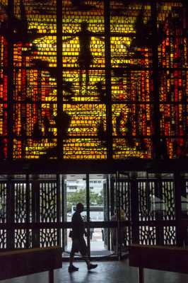 Je vole, tu marches, il regarde...