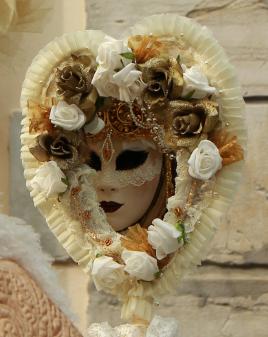 Je ris de me voir si belle en ce miroir