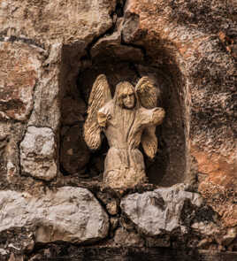 Un Ange triste a en perdre les bras.