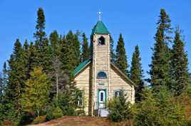Petite église dans la forêt canadienne