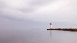 phare étang sous un ciel couvert