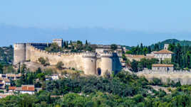 Vue sur fortifications.