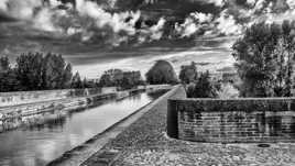 Un canal au-dessus d'une rivière