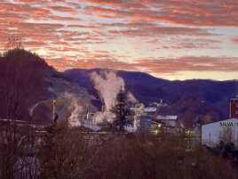 Usine au soleil levant