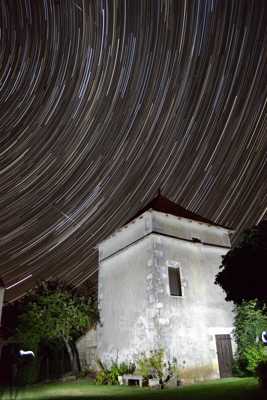 Un pigeonnier sous le ciel étoilé