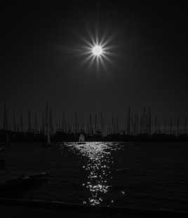 un petit bâteau dans la lumière