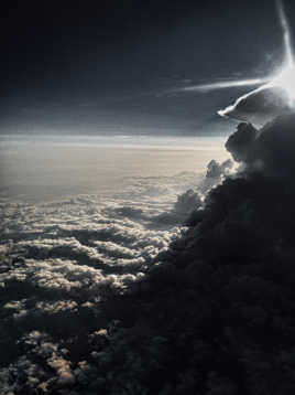 la tête dans les nuages