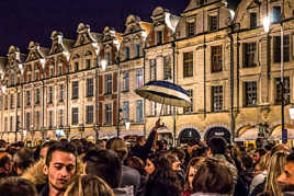 Seul avec son parapluie.