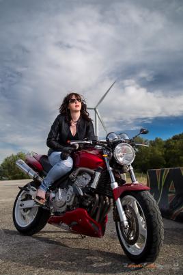 Pose moto devant une éolienne