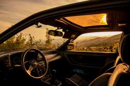 Des sièges, un cockpit old school et les montagnes.