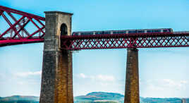 Sur le Forth Bridge le train passe.