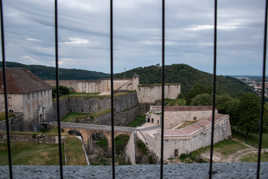 Derrière les barreaux