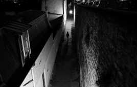 Seul dans le passage
