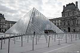 La pyramide du Louvre par temps gris