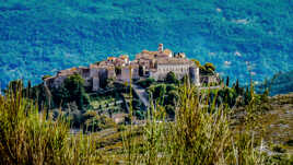 Beau village sur la montagne