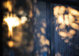 Soleil couchant dans les voilages