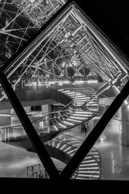 Sous la pyramide