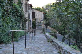 Descente dans le village de Castelnou