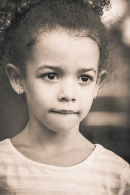 d'un air déterminé