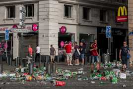 Les éboueurs en grève? Une guerre? non non.... juste des supporteurs de foot....