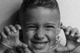 En colère mais avec un léger sourire