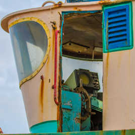 Détails: le vieux poste de pilotage  **