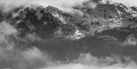 nuage s'éparpillant sur la montagne