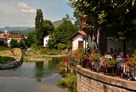 Au bord de La Nive de Béhérobie