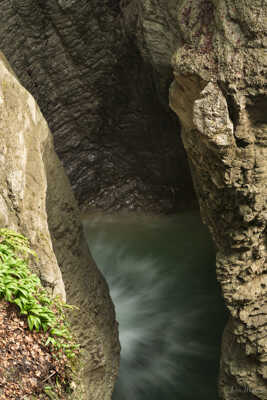 En bas de la cascade