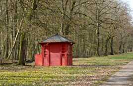 Kiosque rouge brique en bois