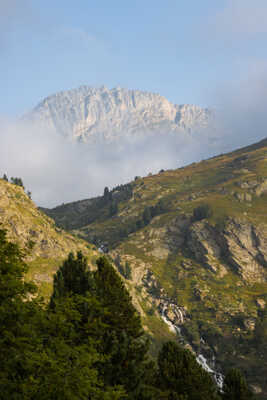 Lever de brume en montagne