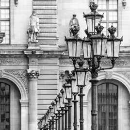 Dans la cour du Louvre