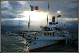 Bateau suisse sous l'orage