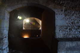 Le soleil se faufile par le moindre passage .