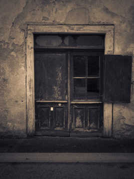 une porte à Bruge (64000)