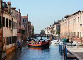 Circulation sur un canal.